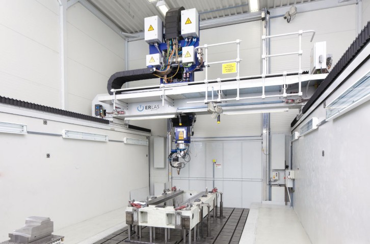 Eine große Laser-Sondermaschine mit einem an Portalachsen aufgehängten Bearbeitungskopf.