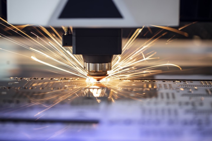 Ein Laser schneidet Bleche
